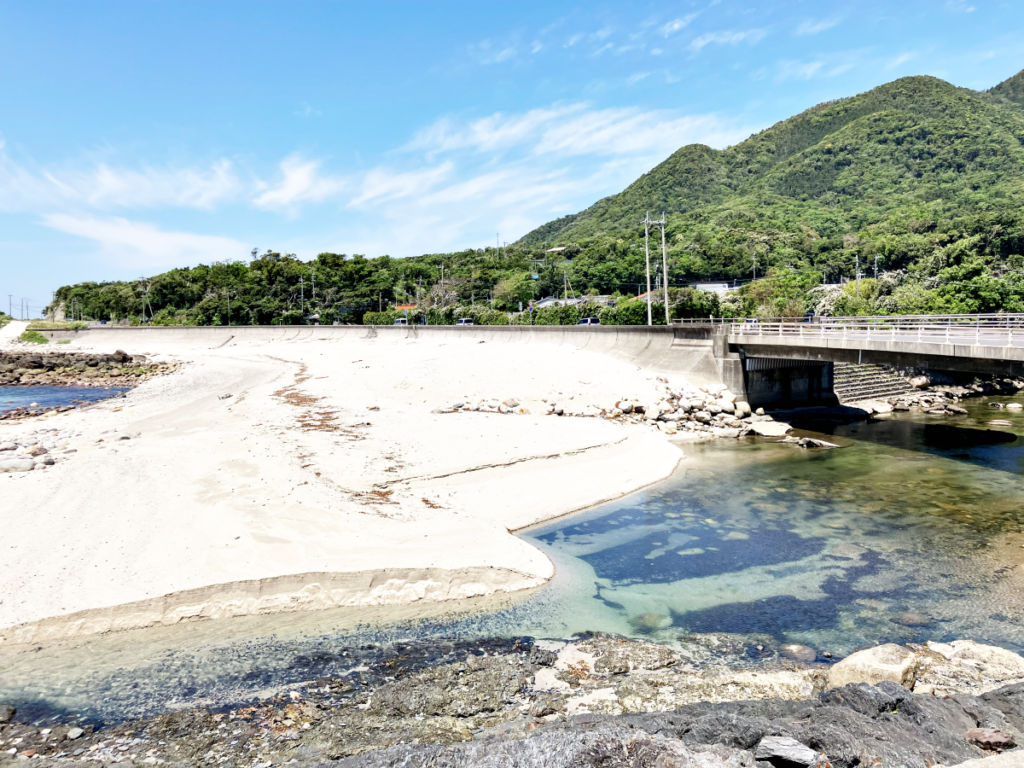 中間川が中間浜に流れ込む
