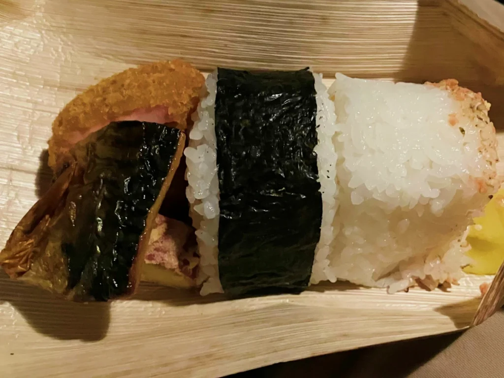 おにぎり２つとおかずのセット