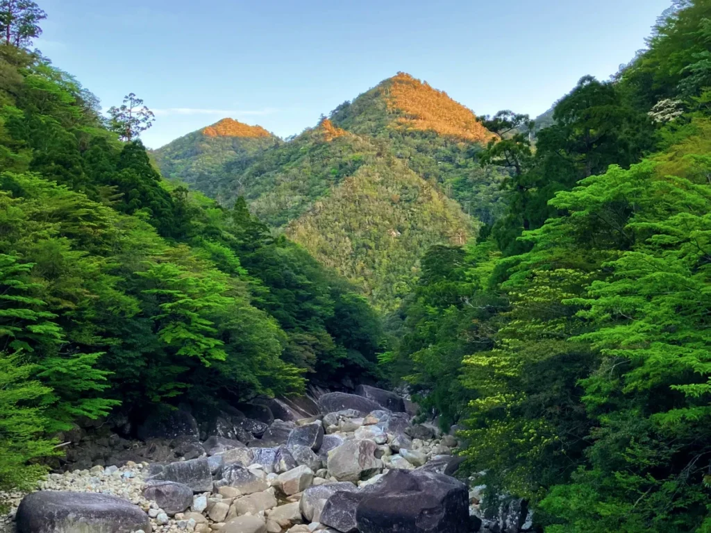 山肌に朝日が射す_縄文杉トレッキング